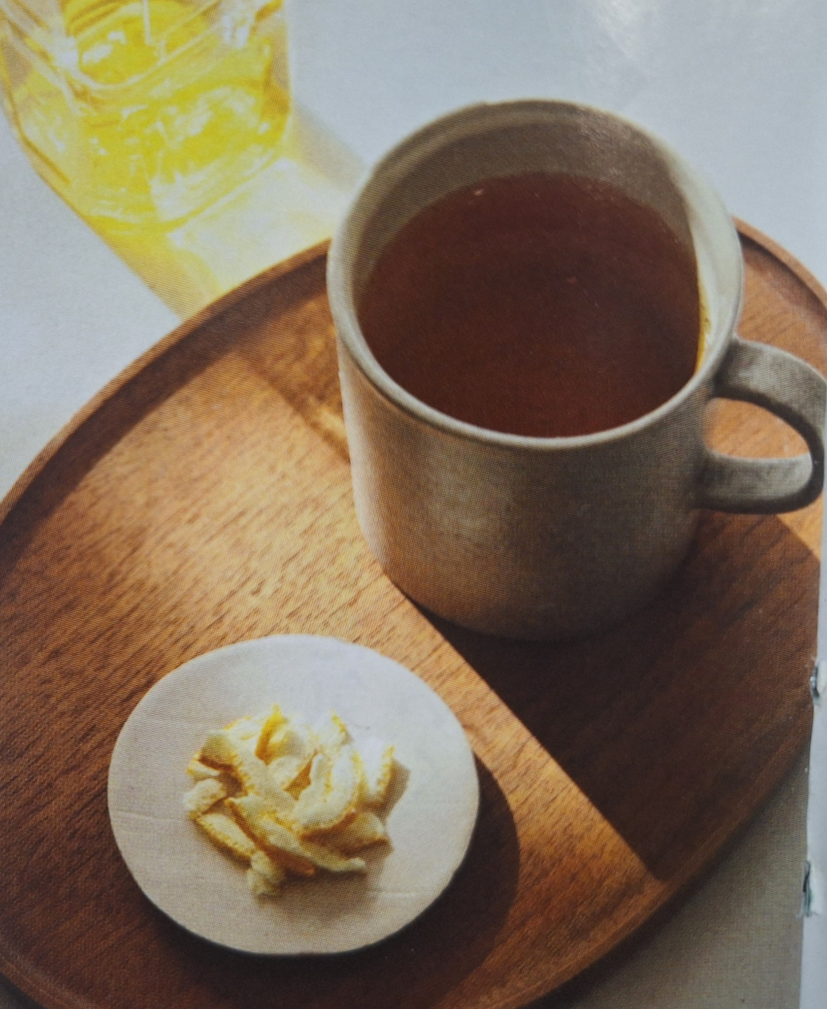 ゆず皮を添えたジャスミン茶